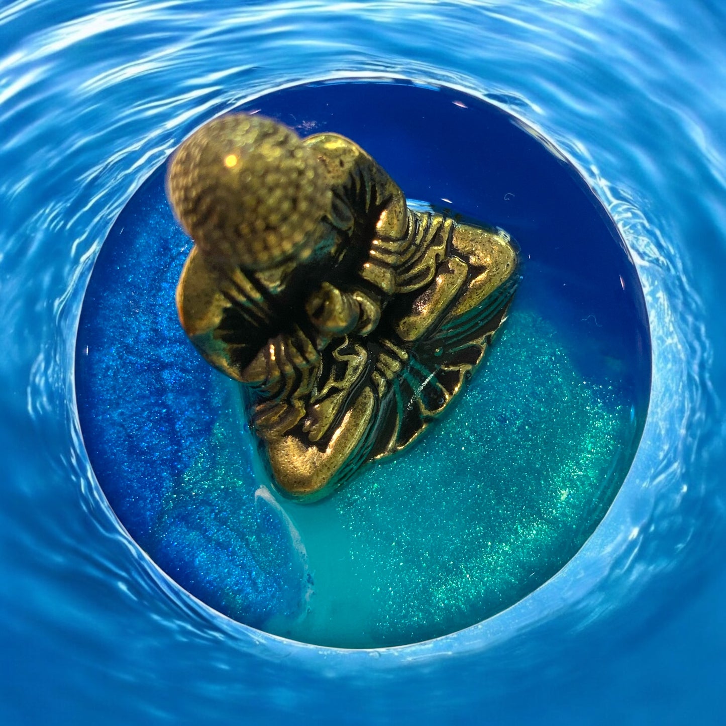 “Zen im Waschbecken – Buddha auf Wellen der Ruhe”