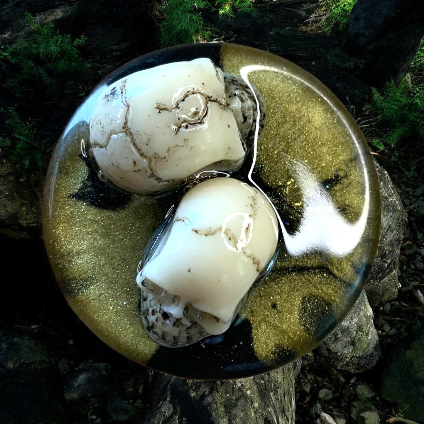 „Till Death Do Us Sparkle“ – handveredelter Waschbeckenstöpsel mit Doppelschädel und Goldschimmer