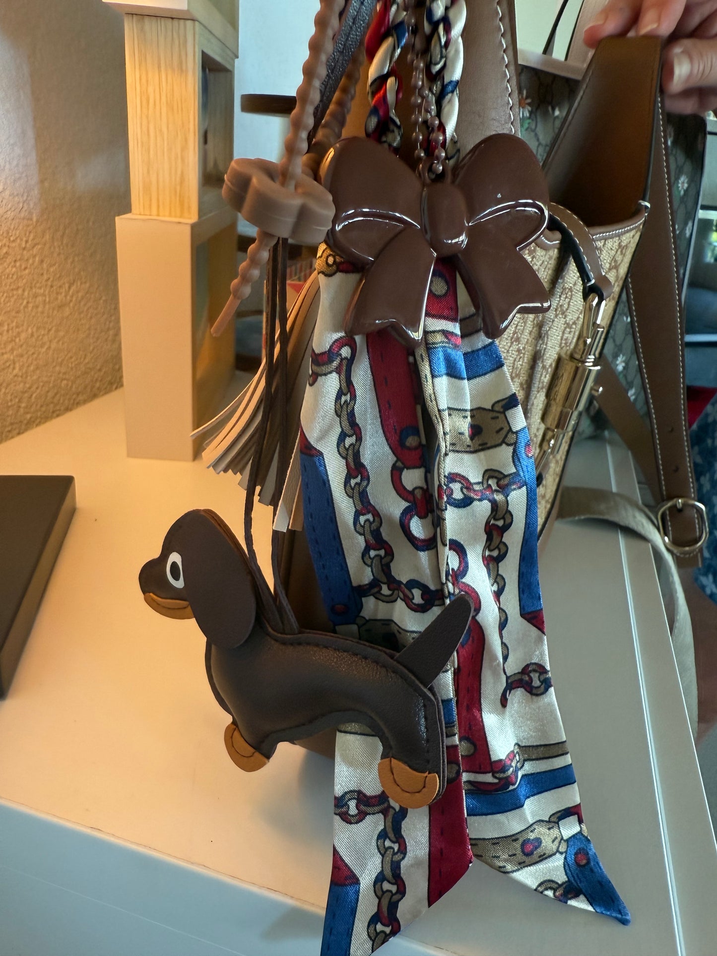 „Dackel Chic – Taschenanhänger mit Charme & Tuch“
