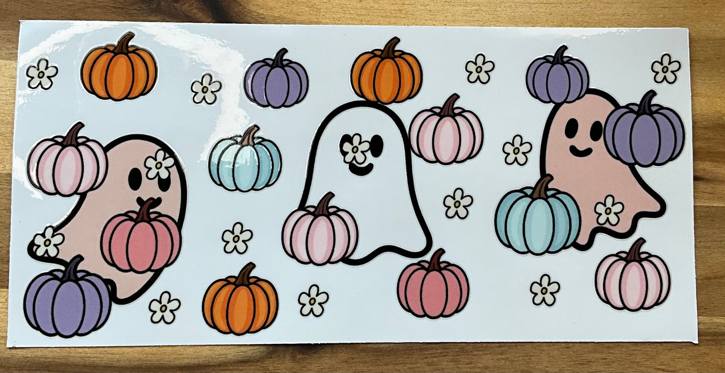 Kürbisse in Pastell mit Geistern und Blumen