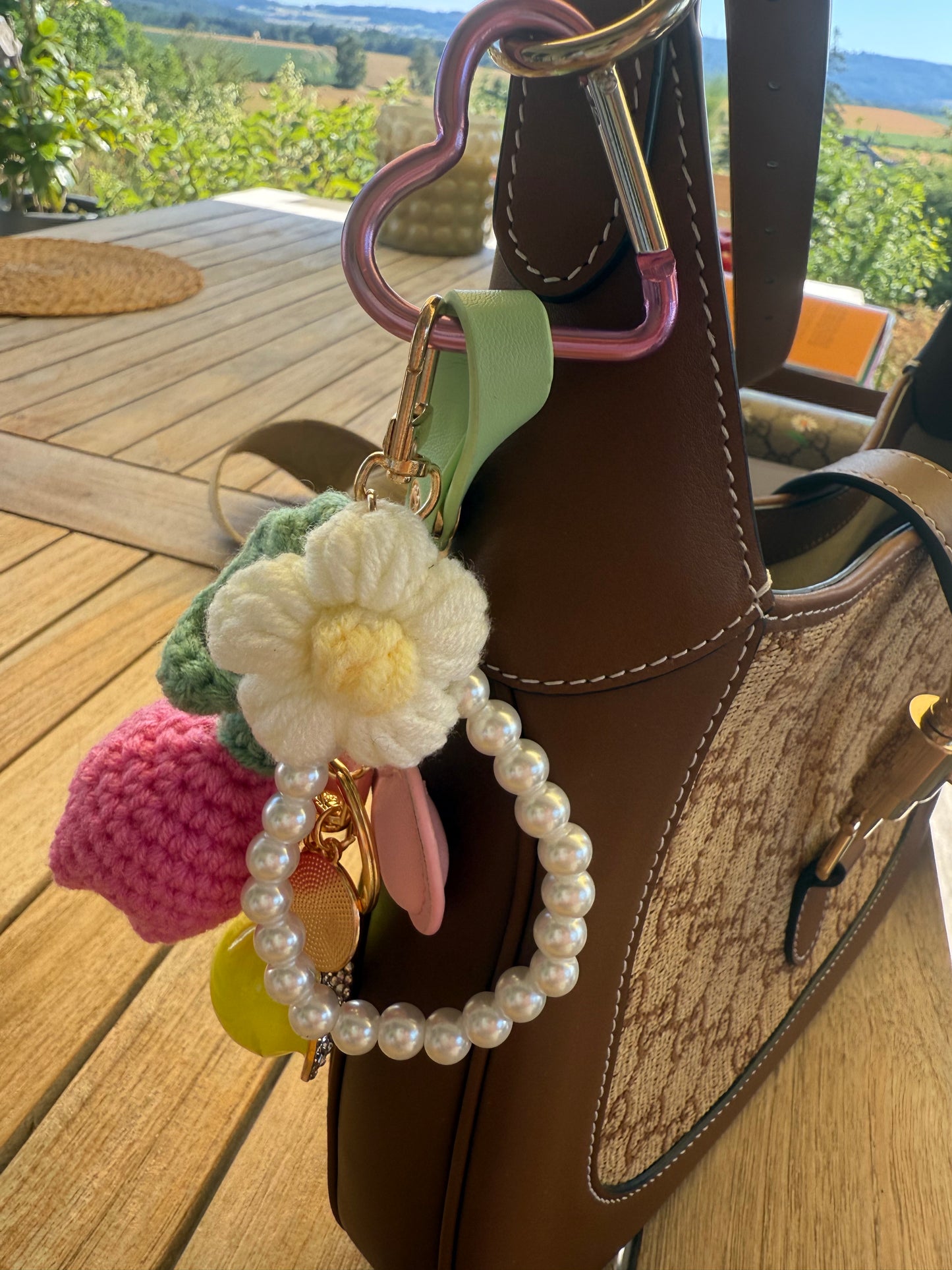 „Cherry Blossom Lemon – Taschenanhänger mit Herz & Häkelblume“