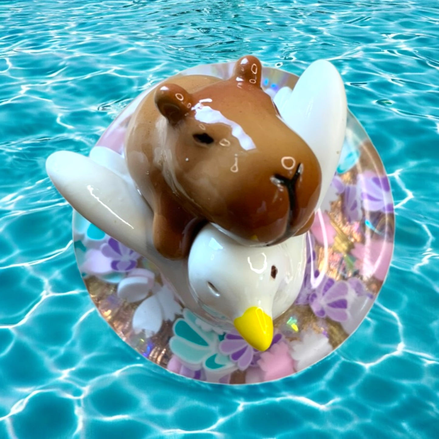 Capybara on Tour – handveredelter Waschbeckenstöpsel mit Urlaubsfeeling