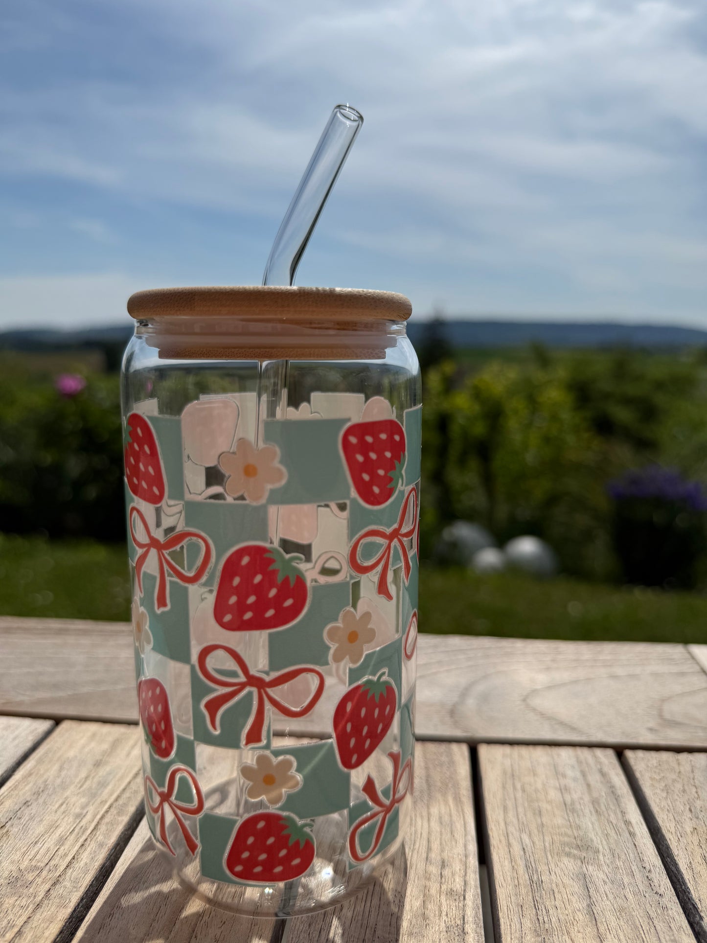 Design-Trinkglas “Erdbeer-Sommer” | 470 ml | Bambusdeckel & Glasstrohhalm