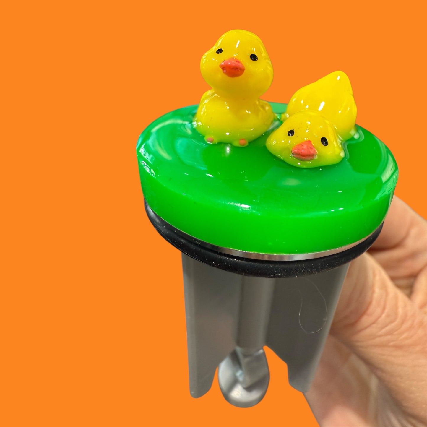 Quietschvergnügte Küken-Combo – Entenalarm im Waschbecken!