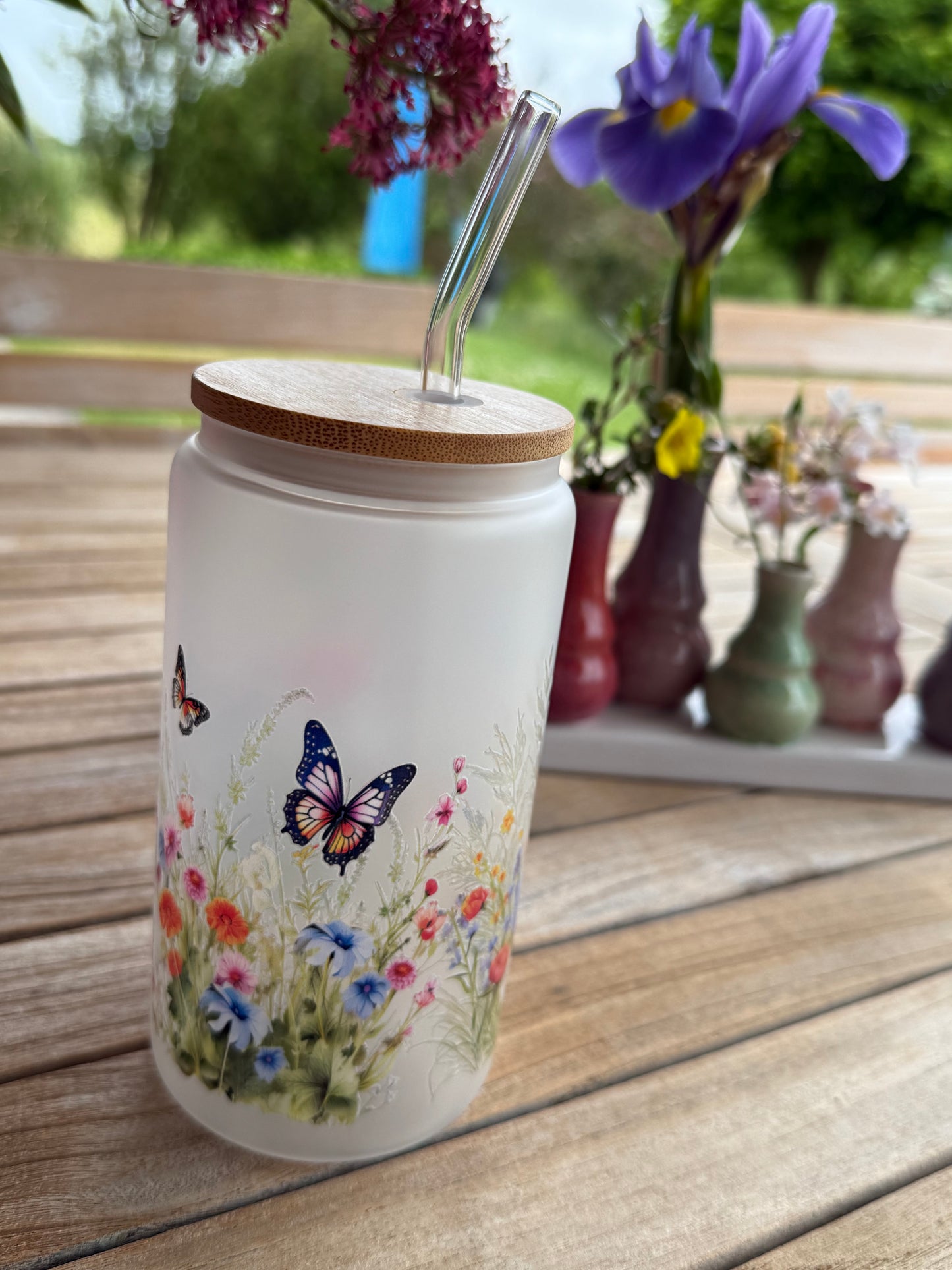 „Blumenwiese mit Schmetterlingen“ – handveredeltes Design-Trinkglas aus gefrostetem Glas (470 ml / 16 OZ)