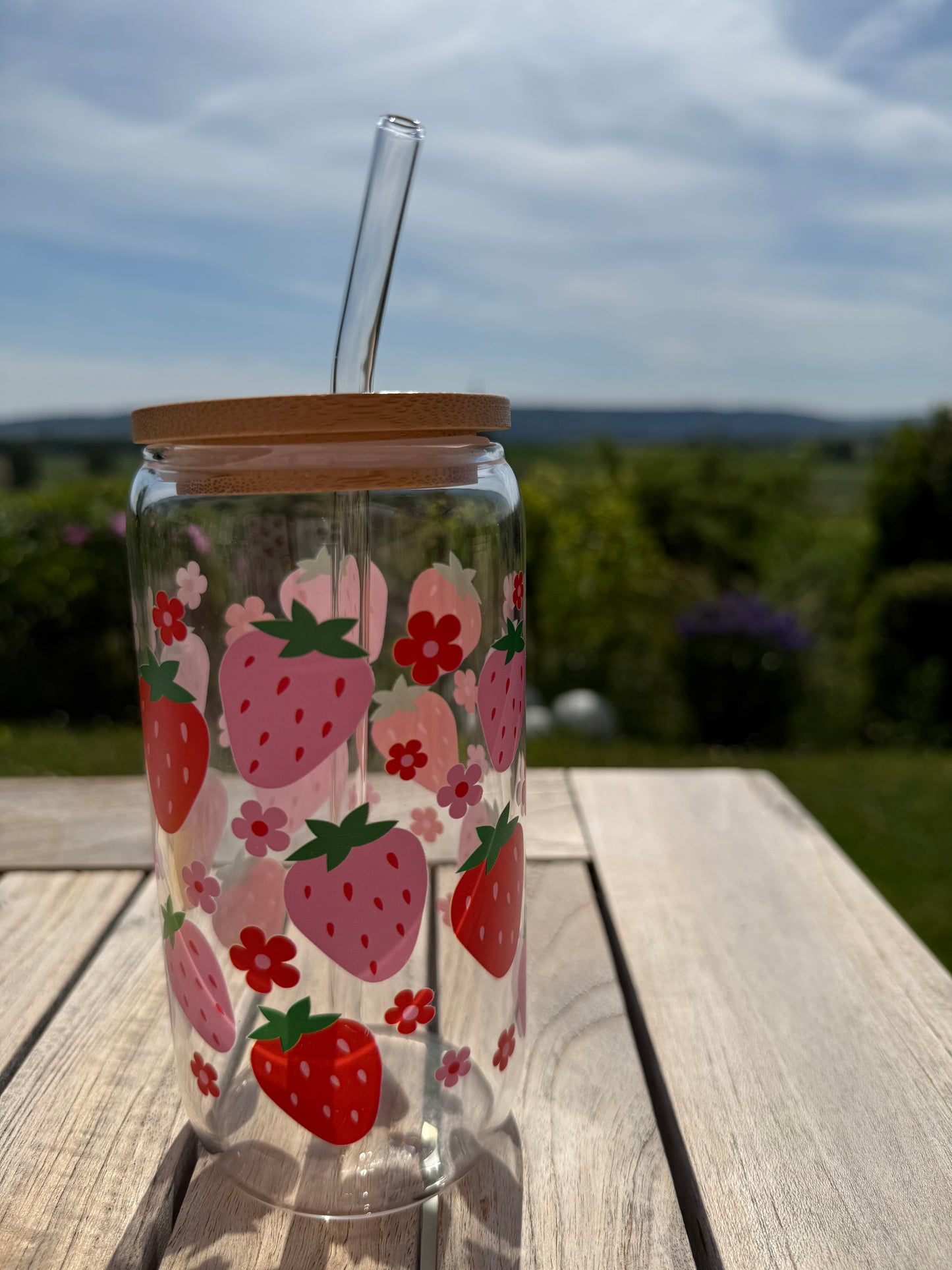 Design-Trinkglas „Strawberry Love“ – 470 ml | Handveredelt | Wiederverwendbar | Bambusdeckel & Glasstrohhalm