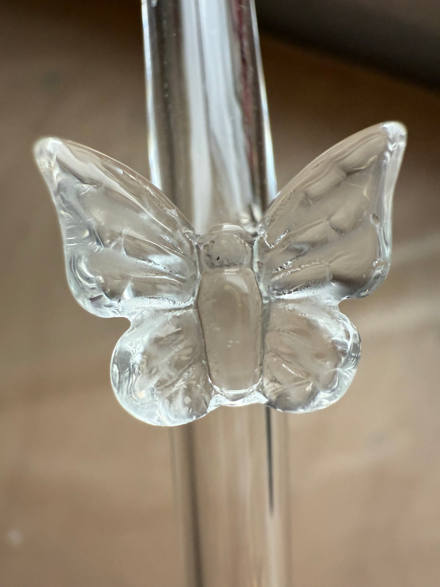 Glastrinkhalm mit Glasschmetterling – zart, verspielt & elegant