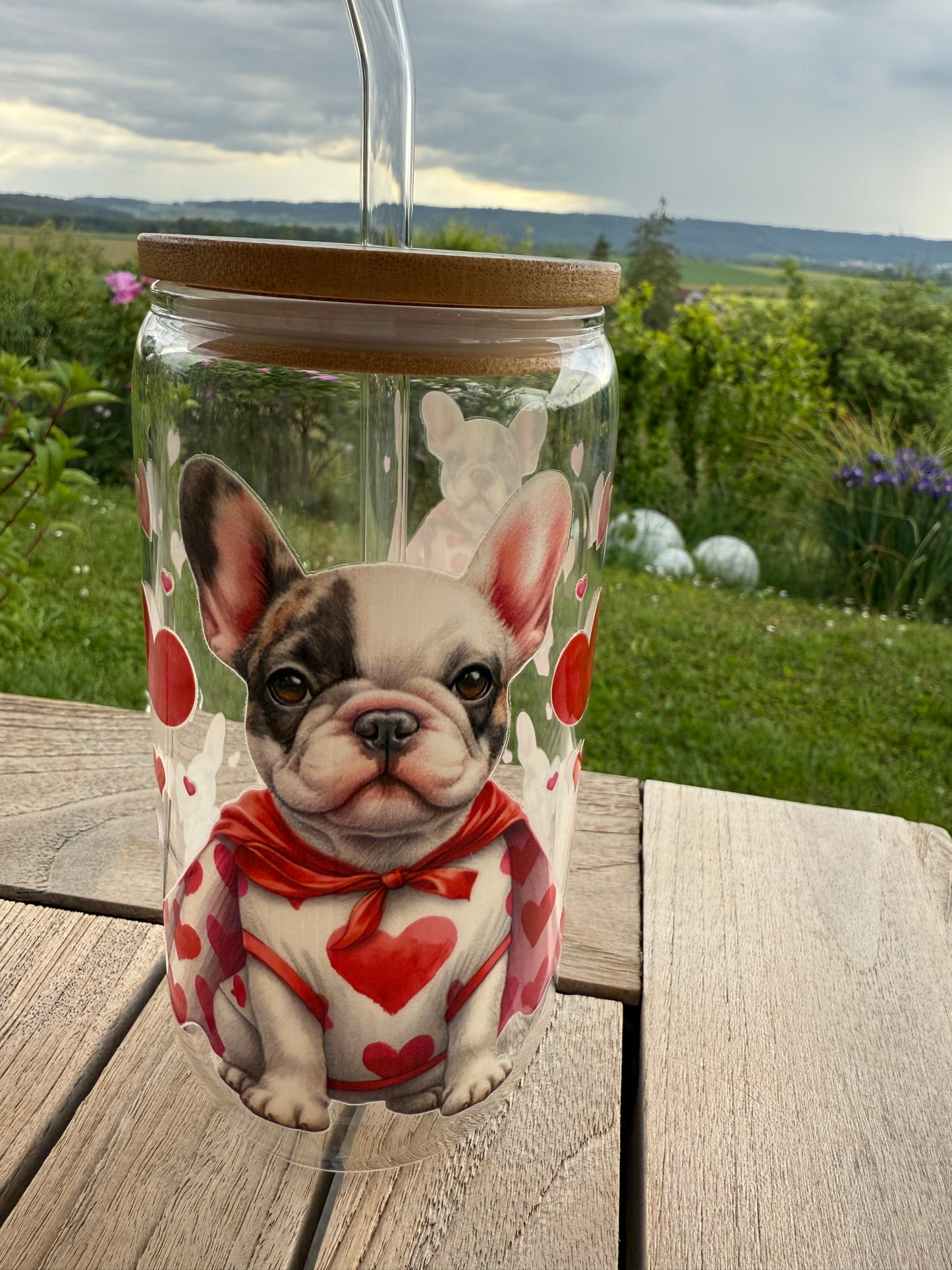 Design-Trinkglas mit Frenchie in Herzcape – 470 ml | Handveredelt | Wiederverwendbar & Umweltfreundlich