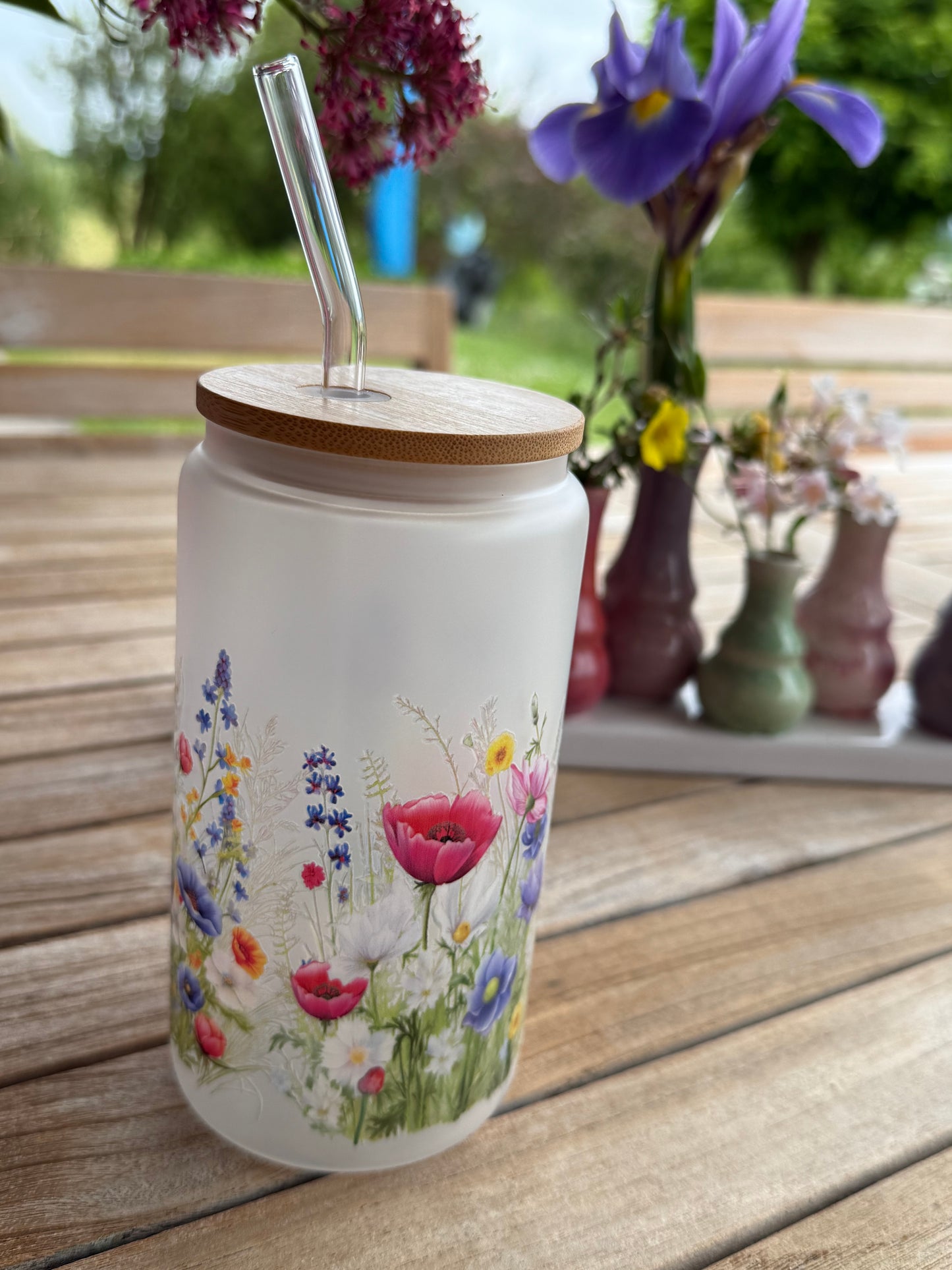 „Blumenwiese mit Schmetterlingen“ – handveredeltes Design-Trinkglas aus gefrostetem Glas (470 ml / 16 OZ)