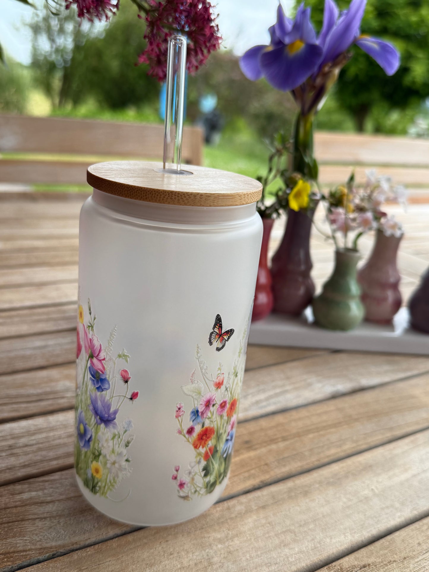 „Blumenwiese mit Schmetterlingen“ – handveredeltes Design-Trinkglas aus gefrostetem Glas (470 ml / 16 OZ)
