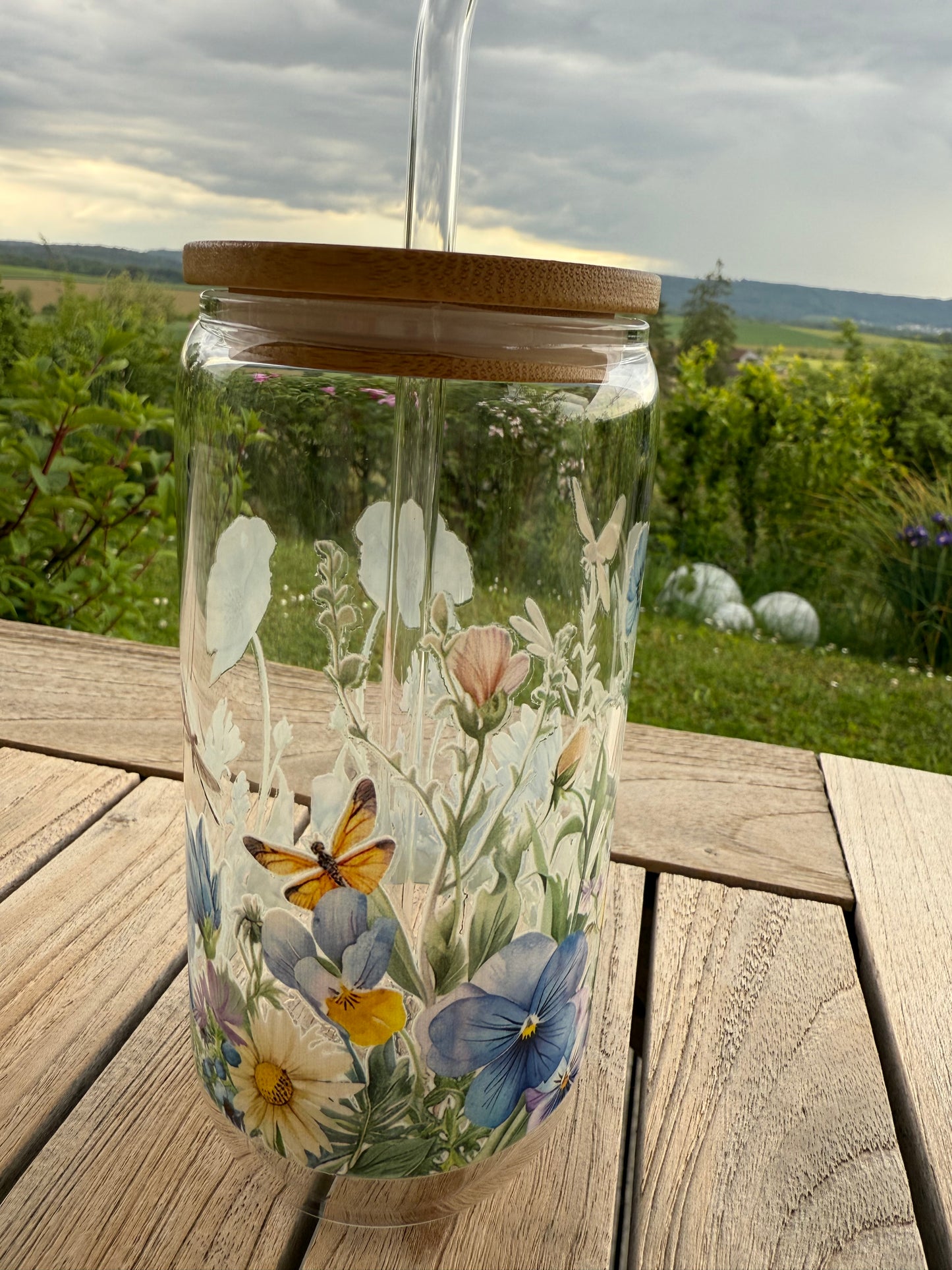 Design-Trinkglas „Wiesenzauber“ – 470 ml mit Wildblumenmotiv, Bambusdeckel & Glasstrohhalm