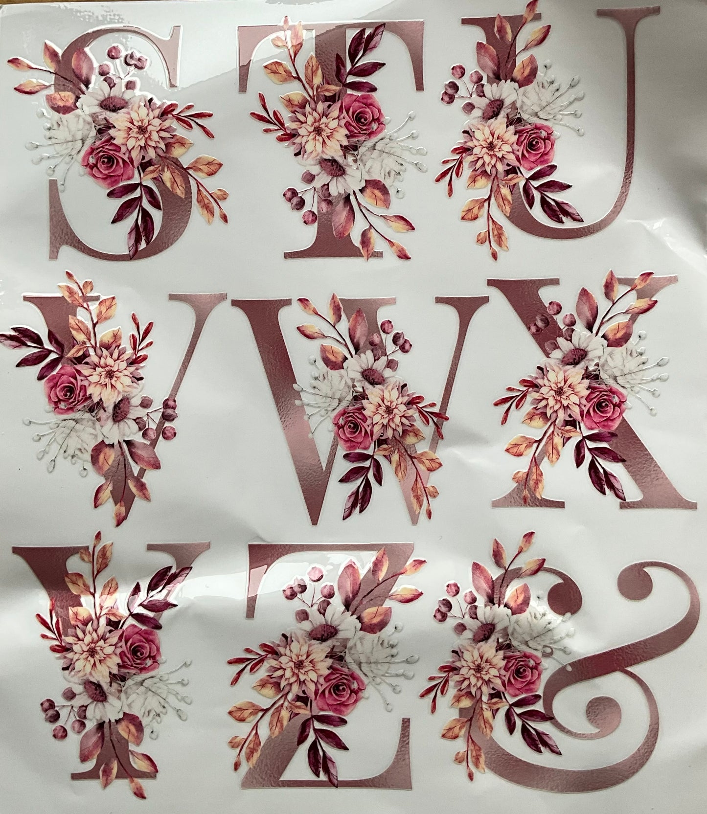 325 Altrosa Alphabet mit Blumen Grösse: ca. 7 cm mal 7 cm