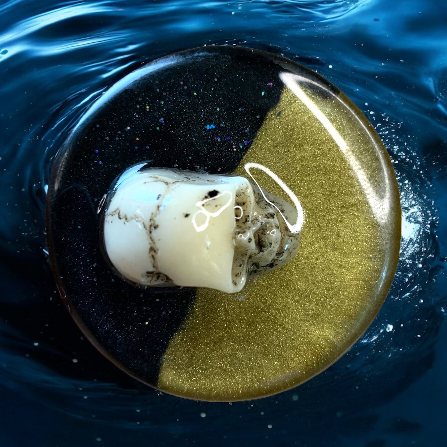„Gold & Bones“ – handveredelter Waschbeckenstöpsel mit Totenschädel im Halbmond-Design