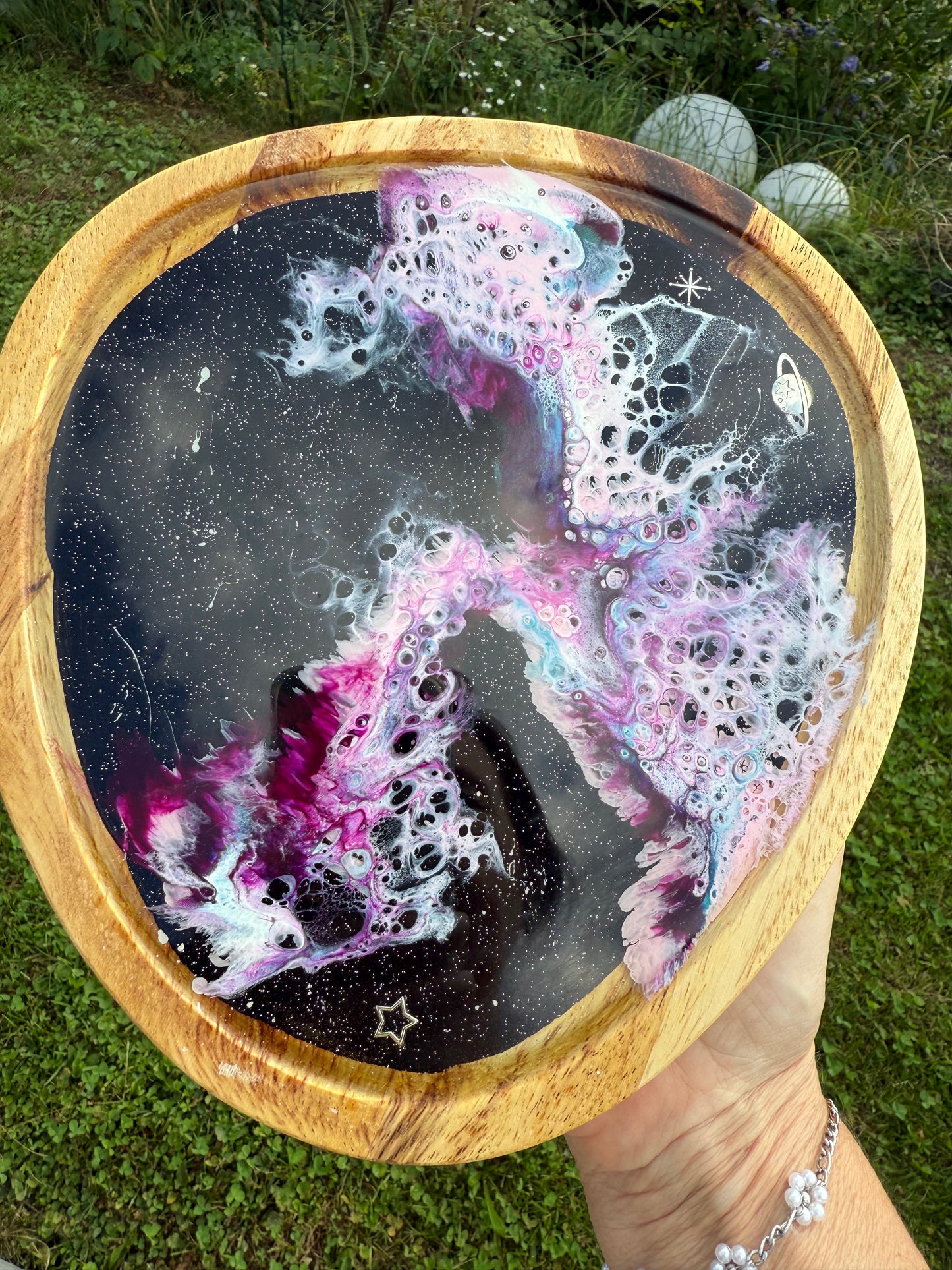 Galaxy Dreams – Handgegossenes Resin-Kunstwerk auf Akazienholz ✨🌌