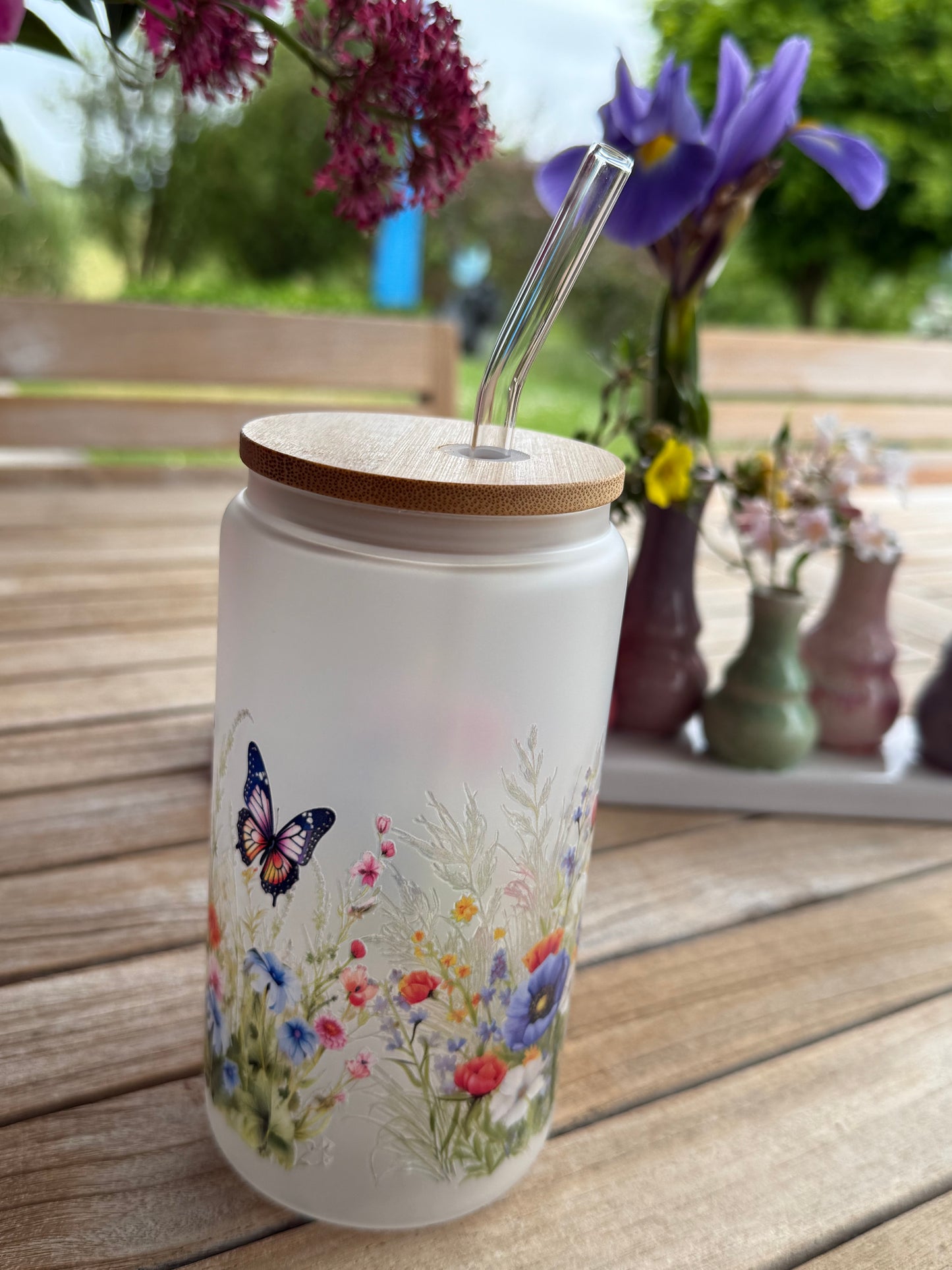 „Blumenwiese mit Schmetterlingen“ – handveredeltes Design-Trinkglas aus gefrostetem Glas (470 ml / 16 OZ)