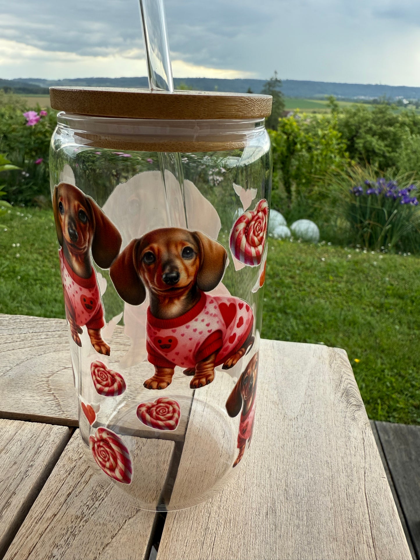 Wiederverwendbares Trinkglas mit Dackel-Motiv – 470 ml | Herziger Dackel | Mit Bambusdeckel & Glasstrohhalm