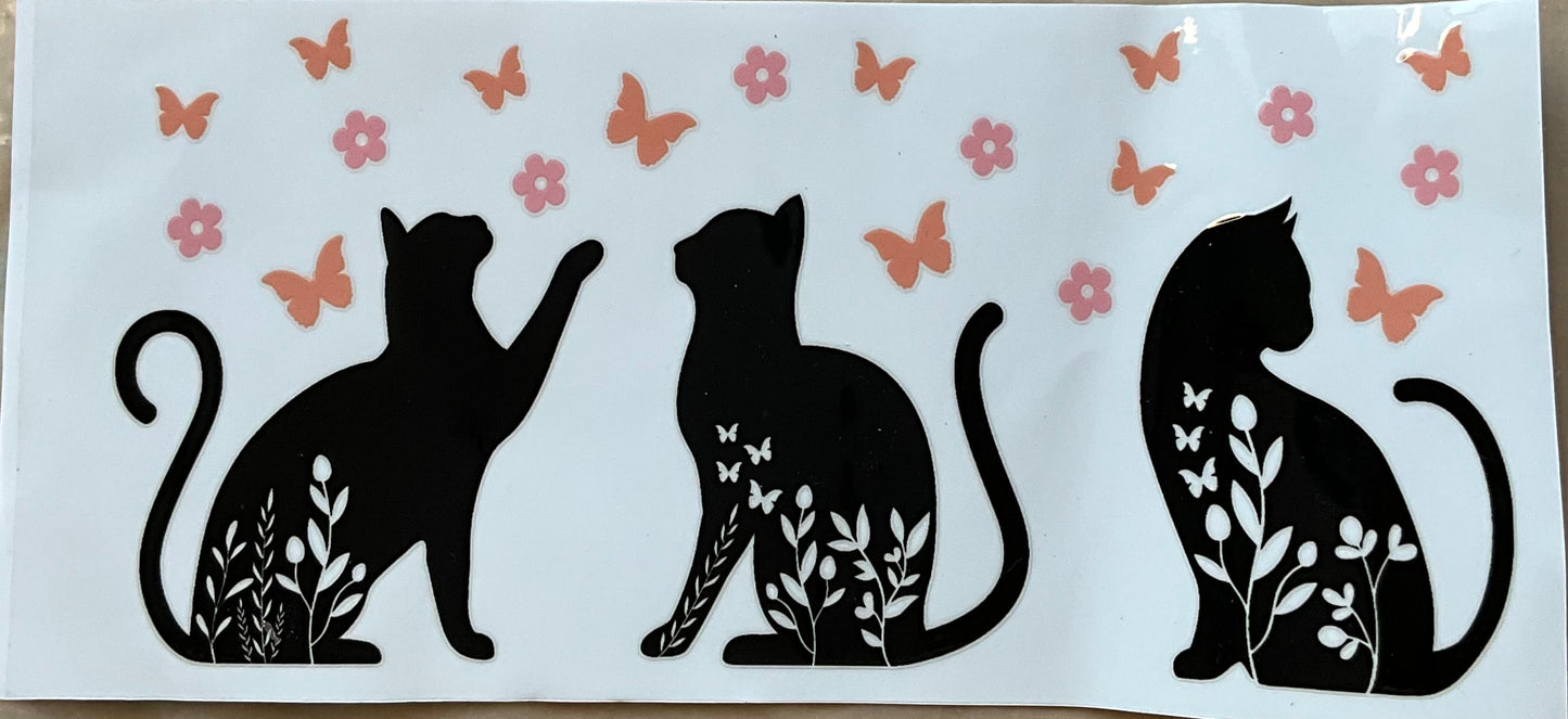 Katze spielt mit Schmetterling