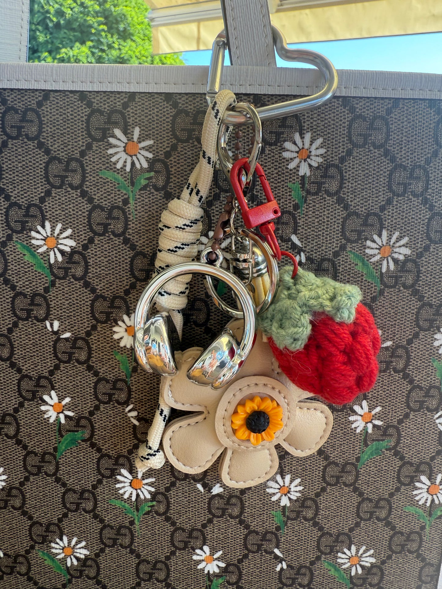 „Strawberry Vibes & Sunflower Dreams – Taschenanhänger mit Retro-Flair“