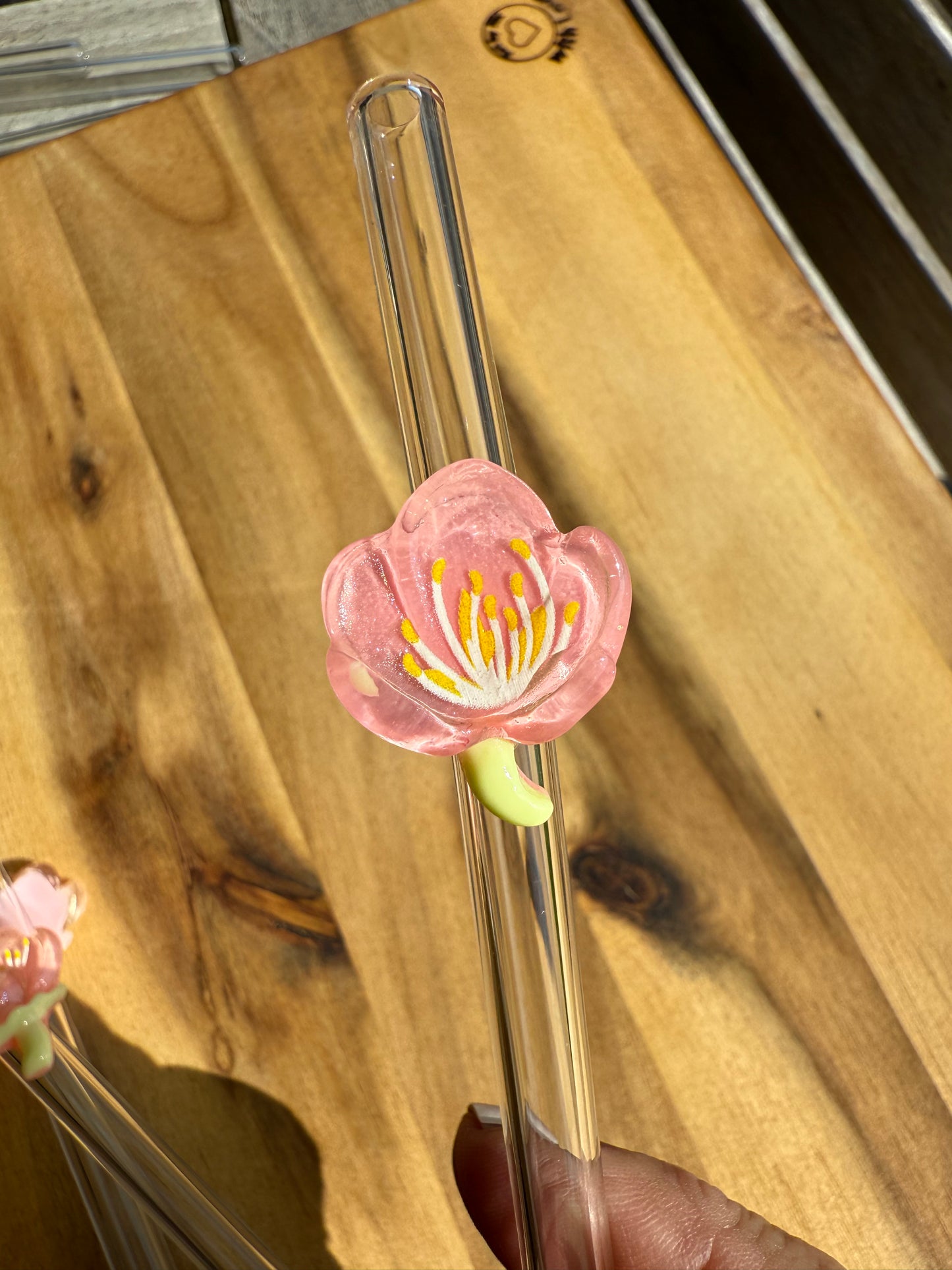 Glastrinkhalm mit Blüte – schlürfen mit Stil!