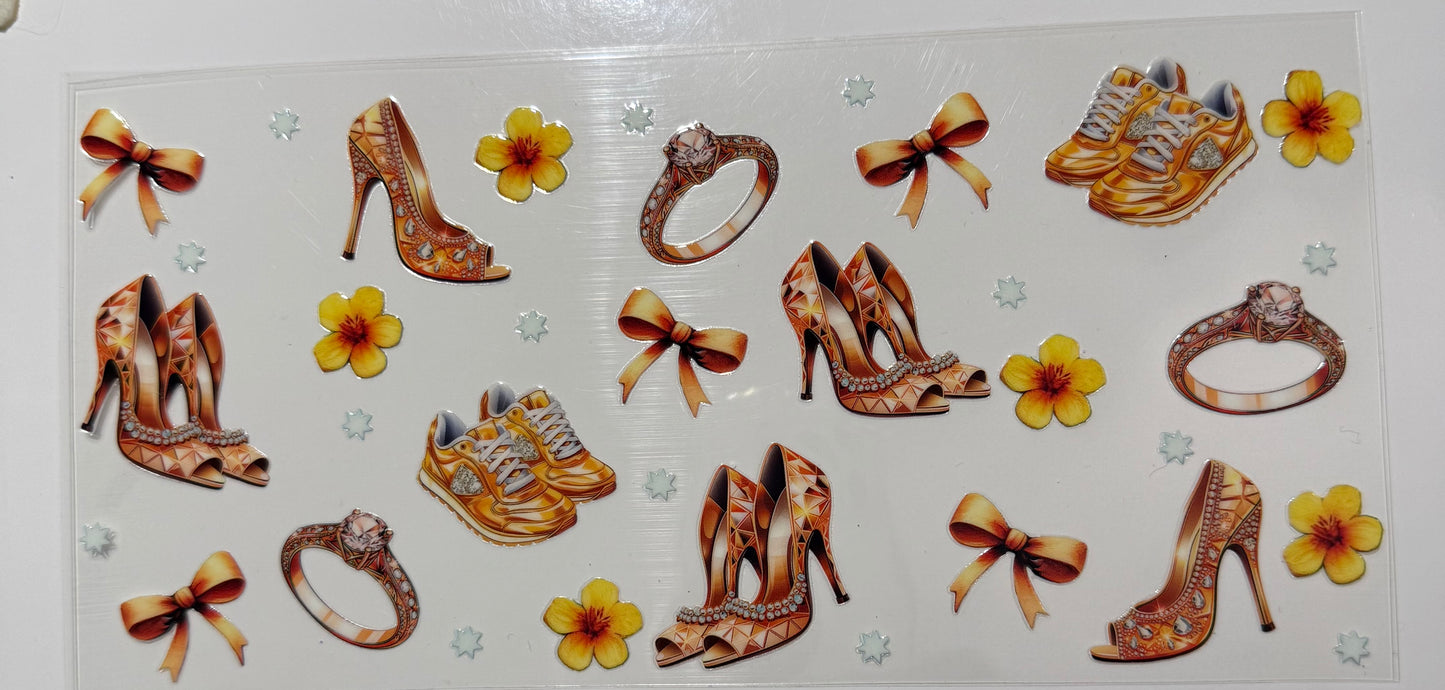 Sneaker und Pumps Gold