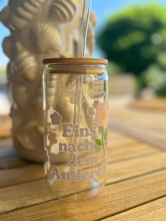 Design-Trinkglas „Eins nach dem Anderen“ – Original Art by Nic