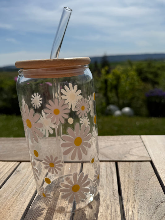 Design-Trinkglas “Margerite” – 470 ml | handveredelt mit UV-DTF-Folie | Bambusdeckel & Glasstrohhalm