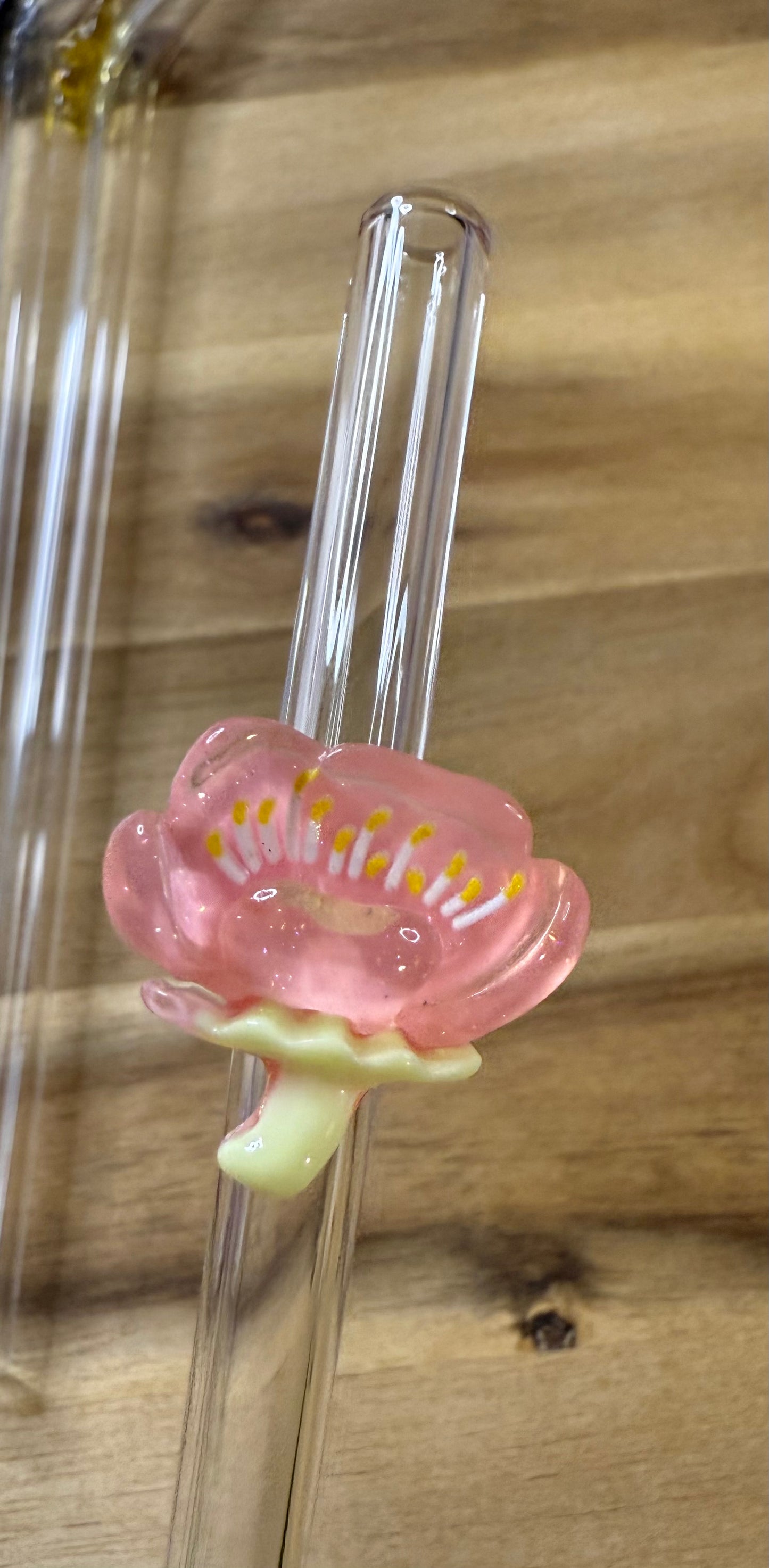 Glastrinkhalm mit Blüte – schlürfen mit Stil!