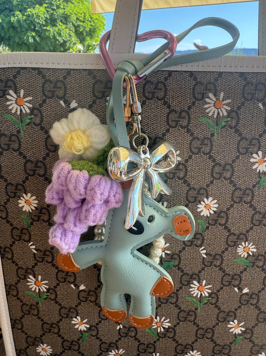 „Minty Bear & Blossom Vibes – Taschenanhänger mit Schleife & Perlen“