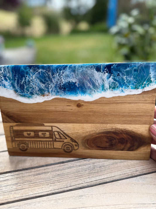 „Vanlife Vibes – Frühstücksbrett mit Ocean Design & Camping-Motiv“