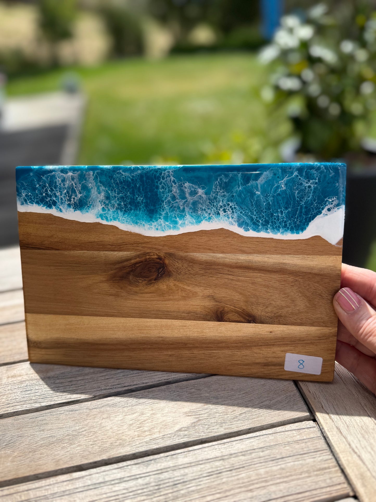 „Ocean Breeze – handveredelte Akazienholz-Brettchen mit Resin-Wellen (Varianten 8–11)“