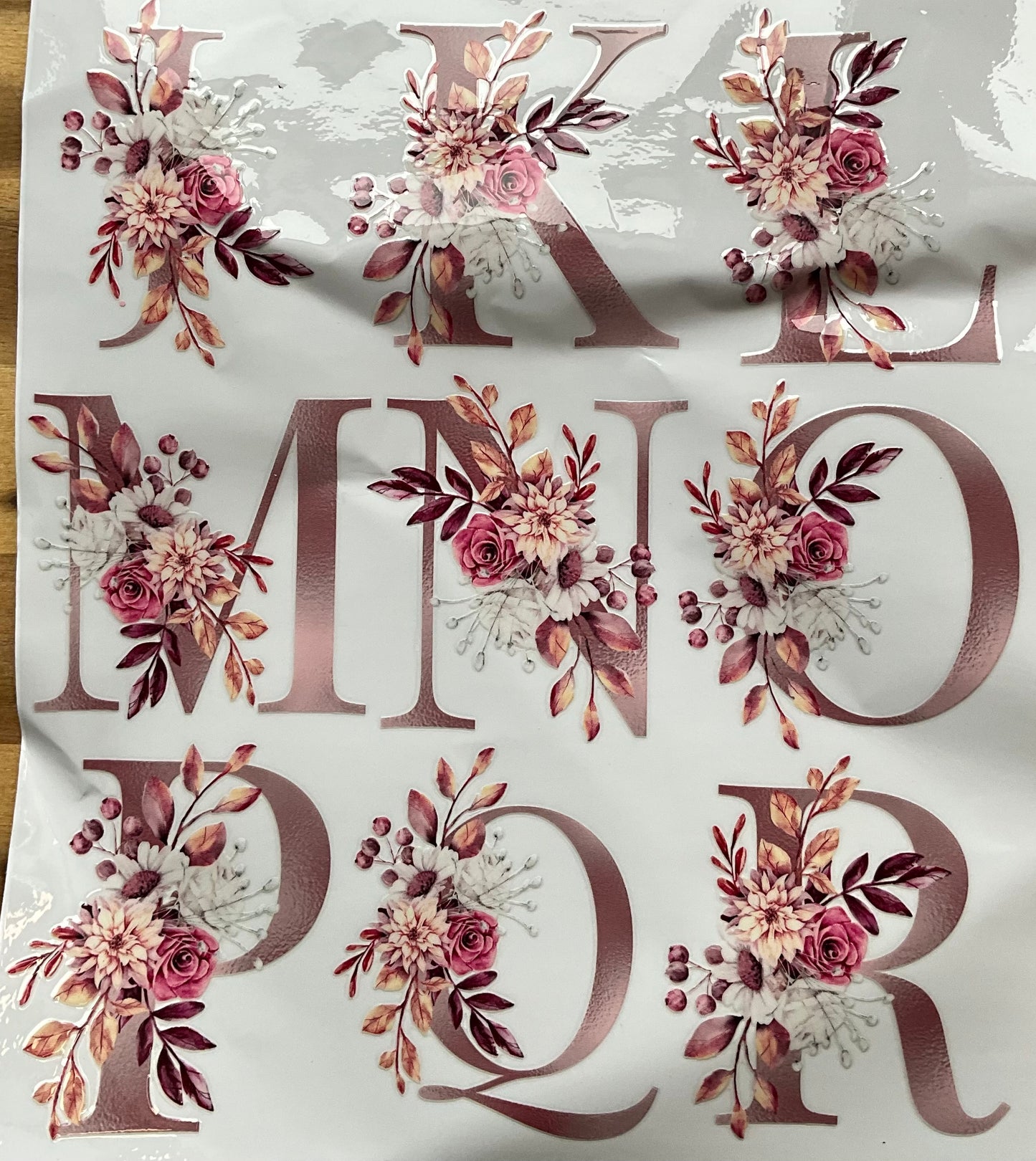 325 Altrosa Alphabet mit Blumen  Grösse: ca. 7 cm mal  7 cm