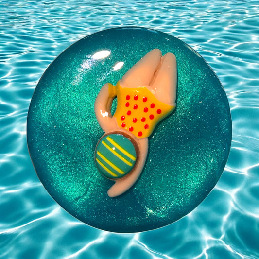“Pool Queen – Schwimmerin auf Türkis“