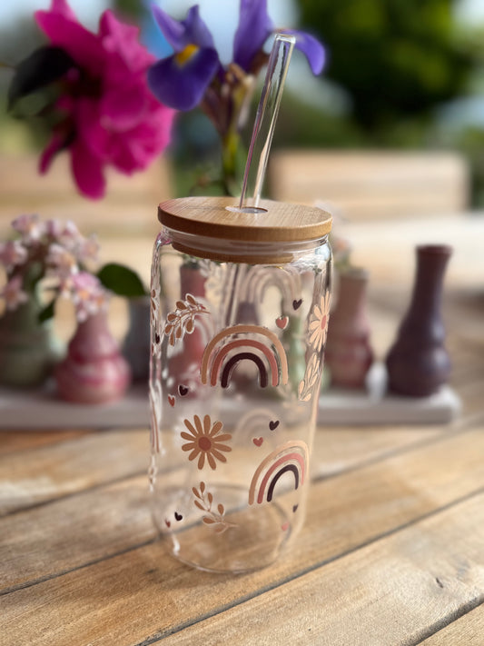 „Sunshine Meadow“ – Design-Trinkglas mit Boho-Regenbogen in Naturtönen