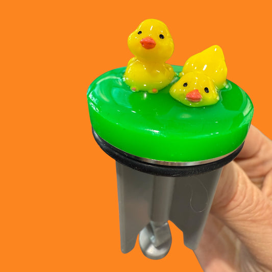 Quietschvergnügte Küken-Combo – Entenalarm im Waschbecken!