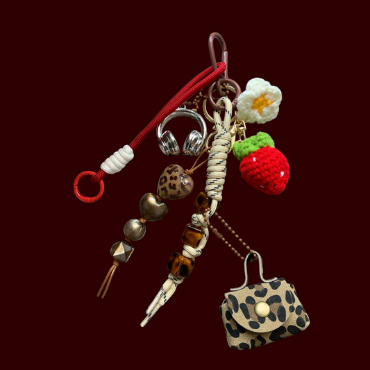 🍓„Wild Berry Chic“ – Taschen- & Schlüsselanhänger (Unikat)