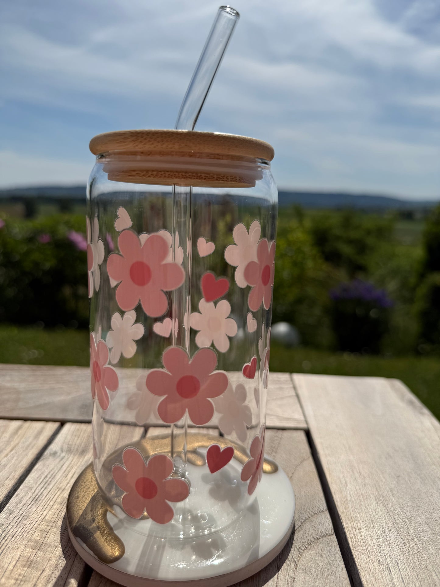 Design-Trinkglas „Blütenzauber“ – 470 ml mit Bambusdeckel & Glasstrohhalm