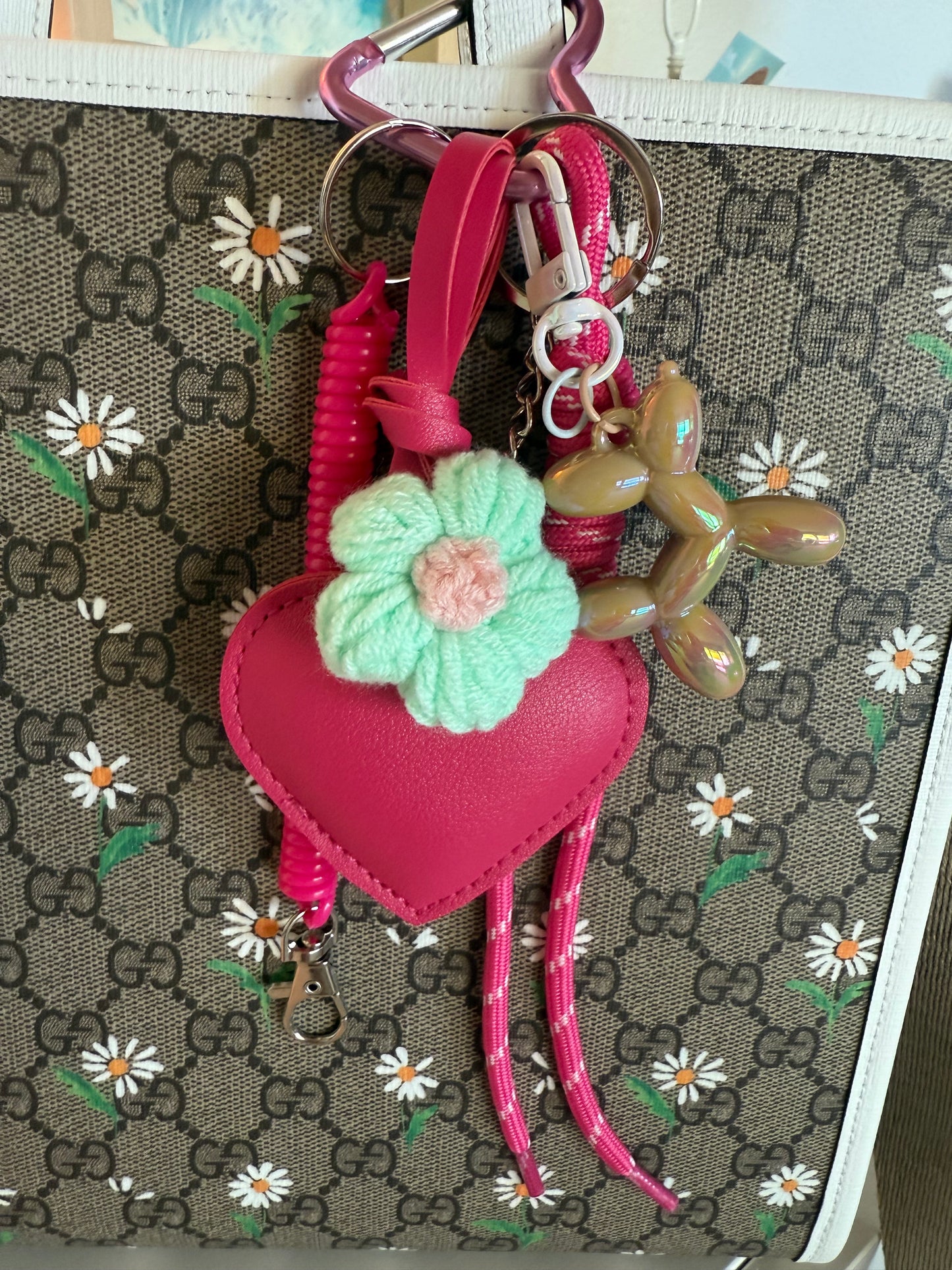 „Heart Pop – Taschenanhänger mit Ballonhund & Blümchen“