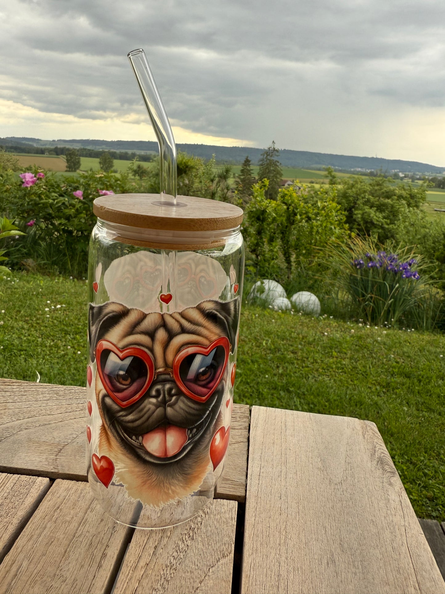 Trinkglas mit Mops in Herzbrille – 470 ml – Handveredelt & wiederverwendbar