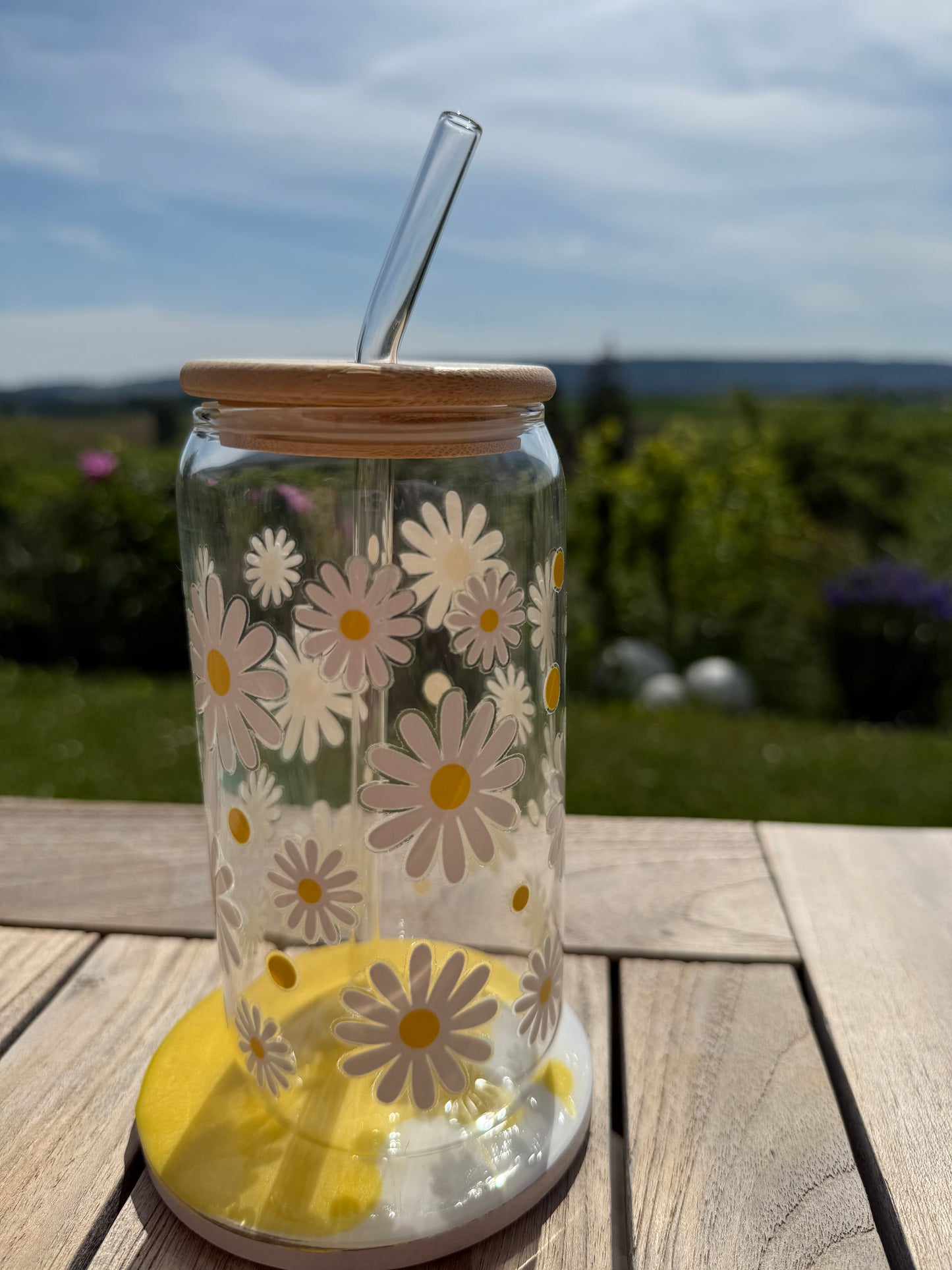 Design-Trinkglas “Margerite” – 470 ml | handveredelt mit UV-DTF-Folie | Bambusdeckel & Glasstrohhalm