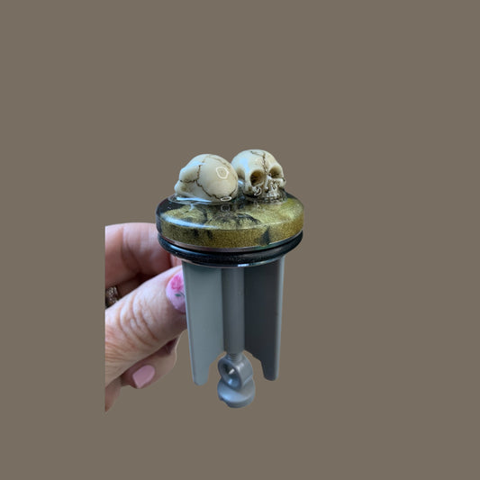 „Till Death Do Us Sparkle“ – handveredelter Waschbeckenstöpsel mit Doppelschädel und Goldschimmer