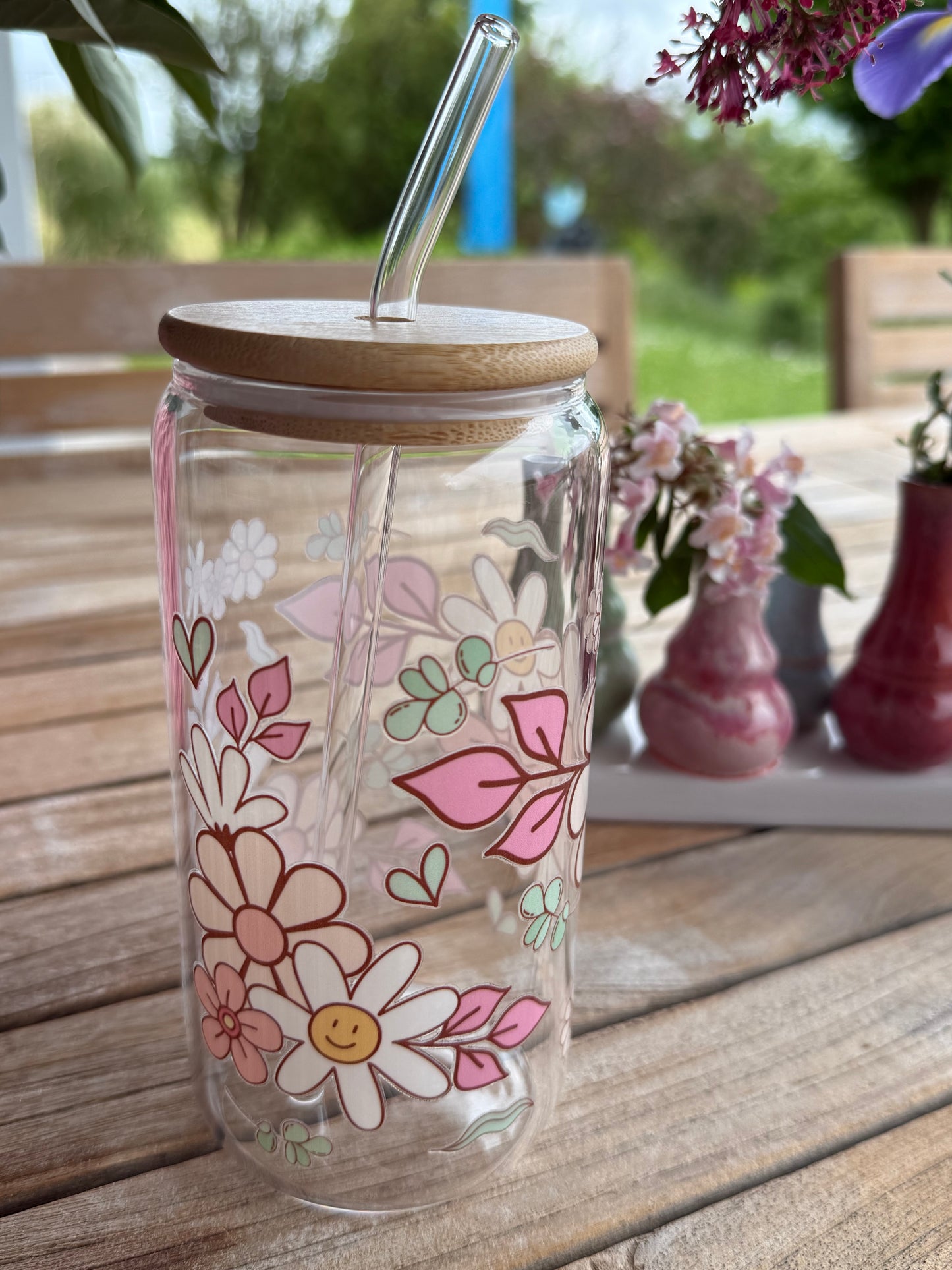 „Happy Flower Power“ – handveredeltes Design-Trinkglas mit Schmetterlingen (470 ml / 16 OZ)