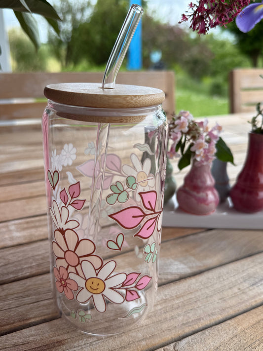 „Happy Flower Power“ – handveredeltes Design-Trinkglas mit Schmetterlingen (470 ml / 16 OZ)
