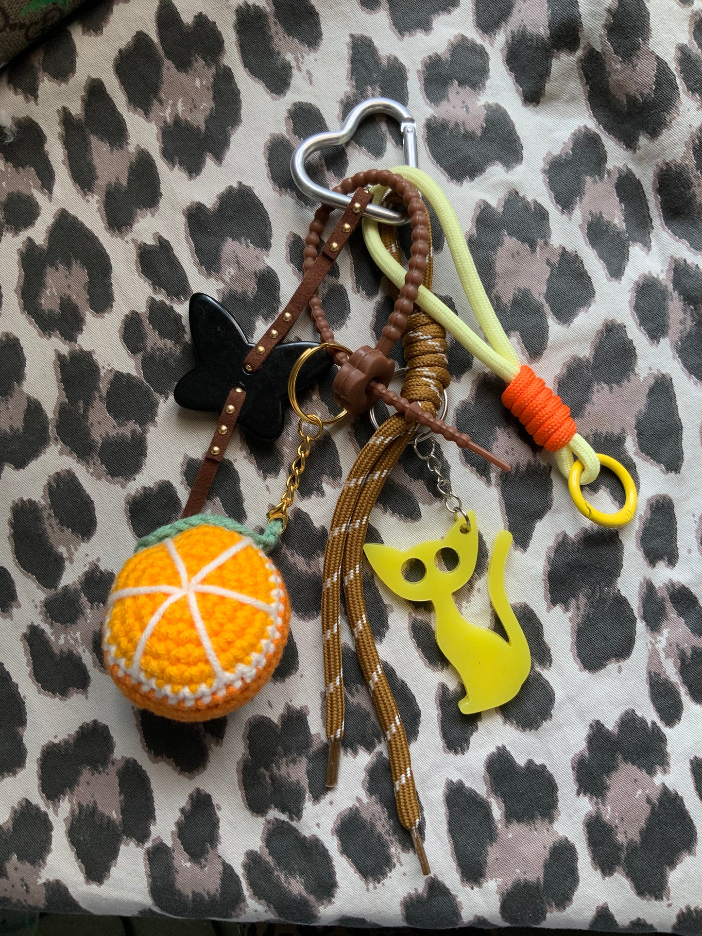 🍊 „Citrus Cat“ Taschen- & Schlüsselanhänger – handmade & frech-fruchtig