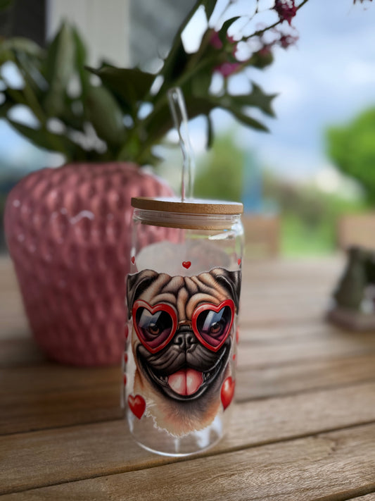 Trinkglas mit Mops in Herzbrille – 470 ml – Handveredelt & wiederverwendbar