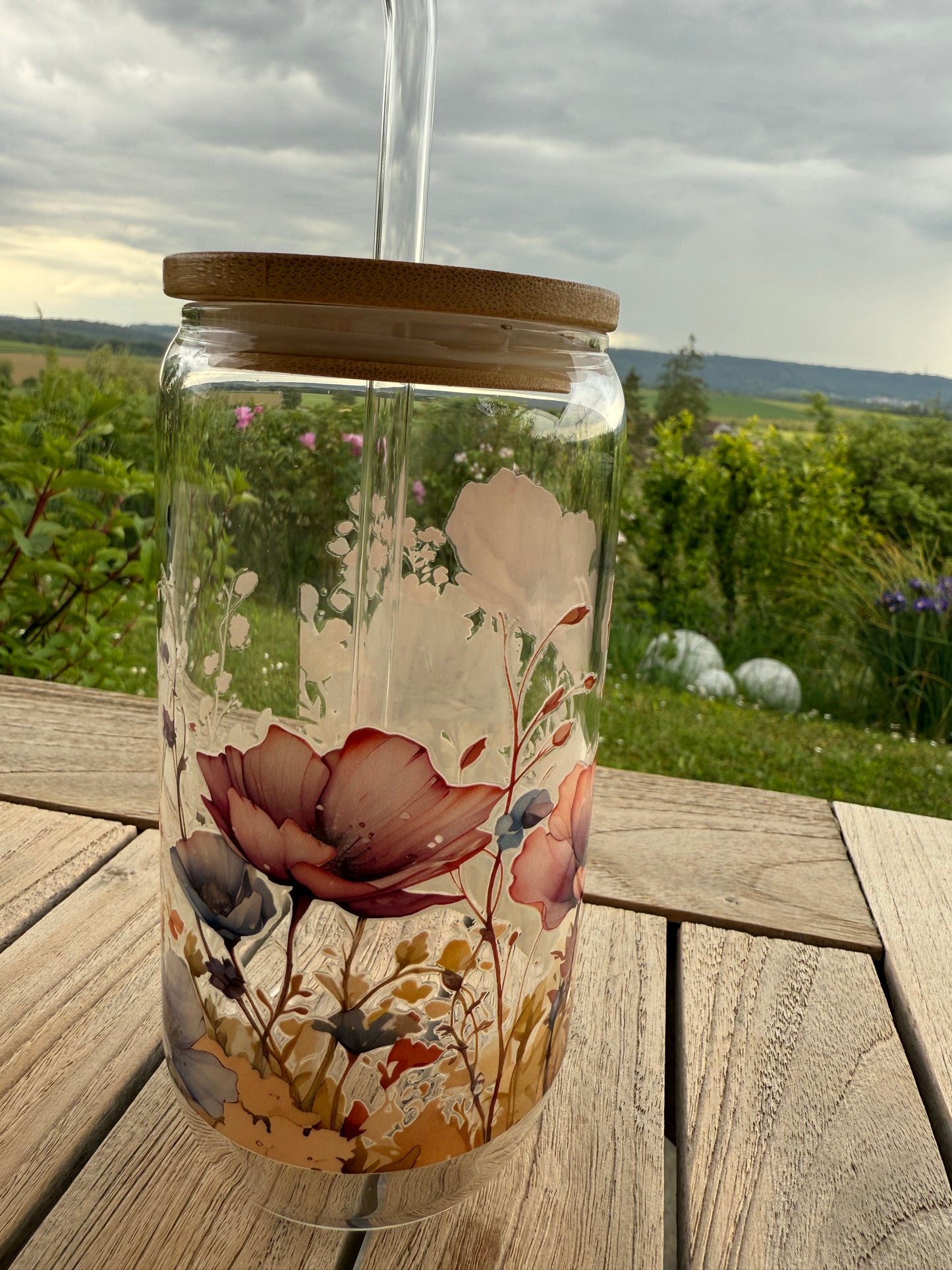 Blütentraum im Glas – Handveredeltes Design-Trinkglas mit floraler Pracht