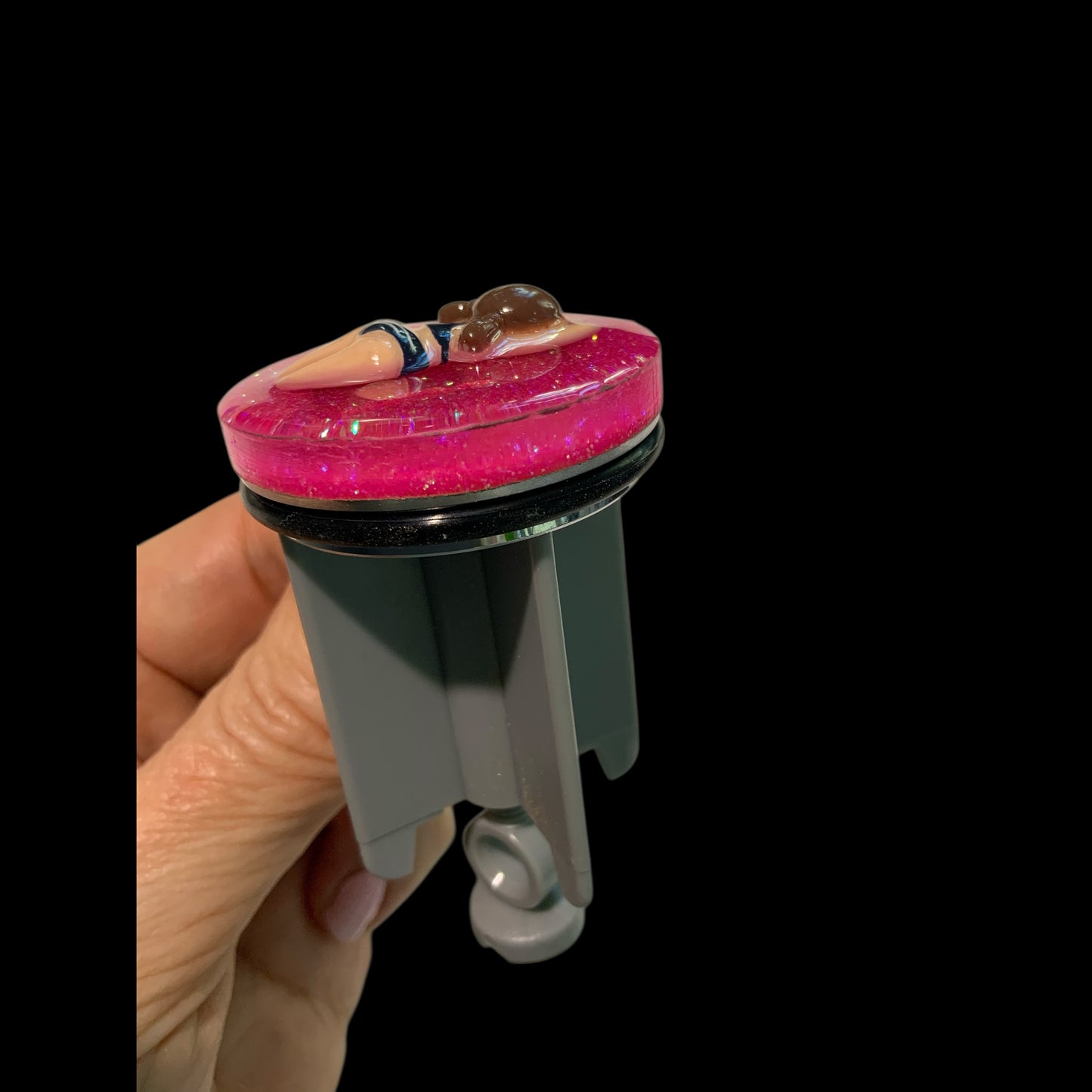 “Pink Splash – Schwimmerin auf Glitzerwelle”