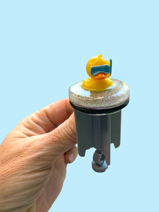 Taucher-Ente im Glitzermeer – Handveredelter Waschbeckenstöpsel