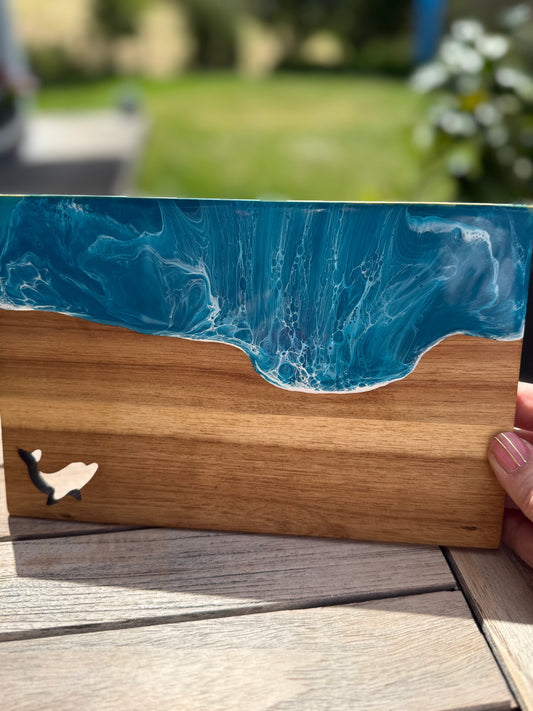 „Delfinträume – Resin-Brettchen mit Delfin-Cutout“