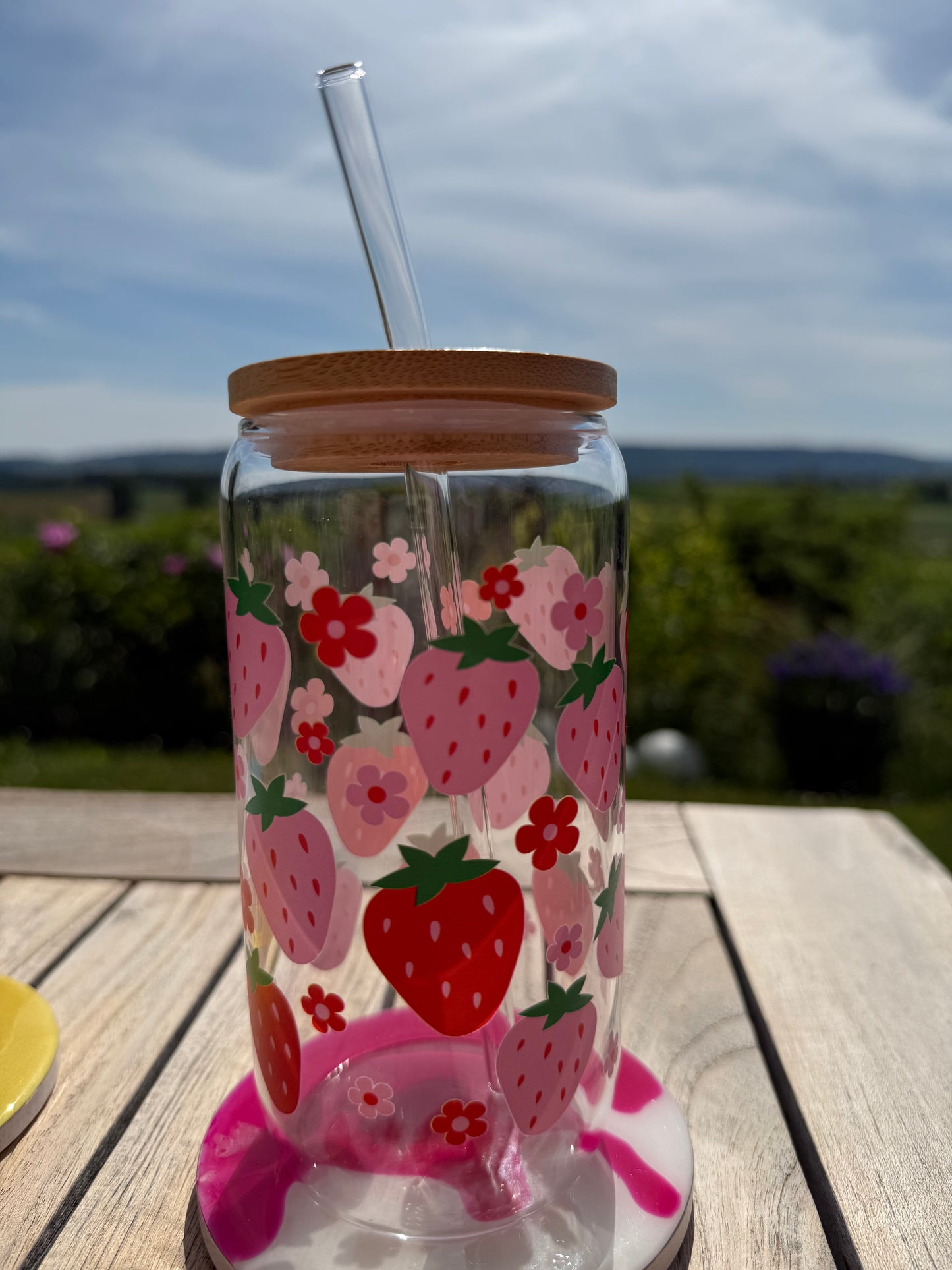 Design-Trinkglas „Strawberry Love“ – 470 ml | Handveredelt | Wiederverwendbar | Bambusdeckel & Glasstrohhalm