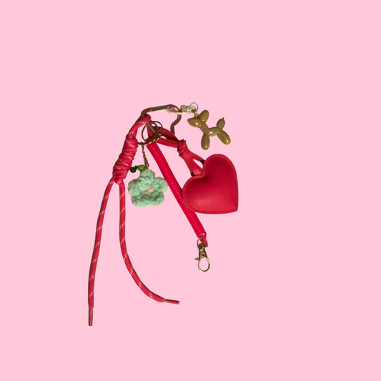 „Heart Pop – Taschenanhänger mit Ballonhund & Blümchen“